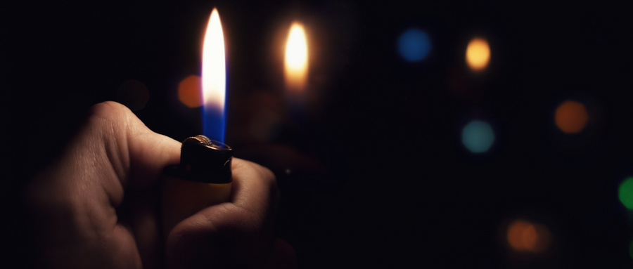 摄图网_300441423_wx_男手黑黑暗点着一个打火机(企业商用).jpg 摄图网_300441423_wx_男手黑黑暗点着一个打火机(企业商用).jpg